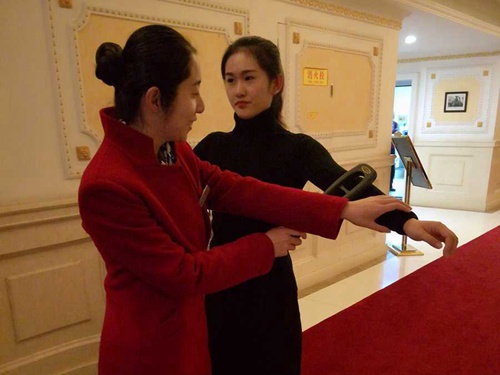 高铁专业优秀毕业生1。迟双红,15级商务管理(高铁服务与管理方向)专业毕业,学习成绩优异,多次获得优秀学生、优秀团员,就职于青岛铁路局。_副本.jpg 高铁专业优秀毕业生1。迟双红,15级商务管理(高铁服务与管理方向)专业毕业,学习成绩优异,多次获得优秀学生、优秀团员,就职于青岛铁路局。_副本.jpg