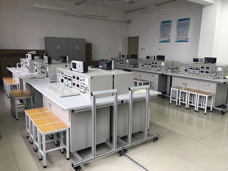 图2 模电-数电综合实训室.jpg 图2 模电-数电综合实训室.jpg