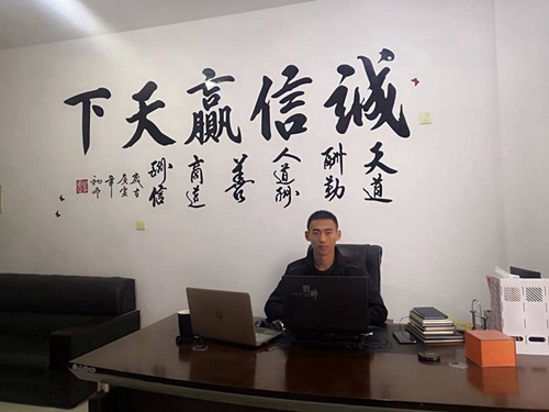 电子商务专业优秀毕业生1 刘香港—山东龙腾文化传媒有限公司总经理_副本.jpg 电子商务专业优秀毕业生1 刘香港—山东龙腾文化传媒有限公司总经理_副本.jpg