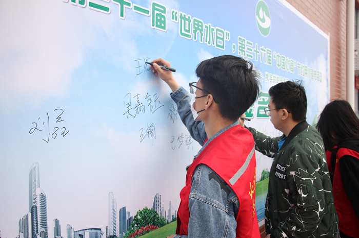 滨海校区开展“强化依法治水 携手共护母亲河”节水宣传活动 