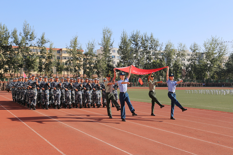 学校举行2023级新生开学典礼 