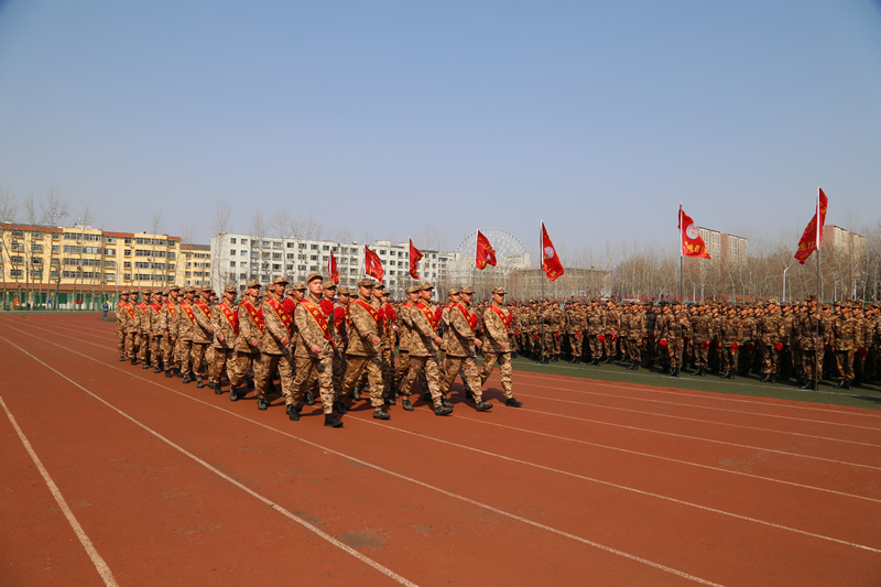 学校举行第八届定向培养军士暨奎文区2024年度上半年新兵入伍欢送仪式
