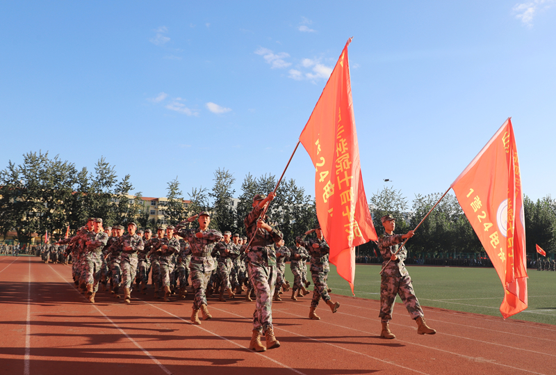 学校举行2024级新生开学典礼