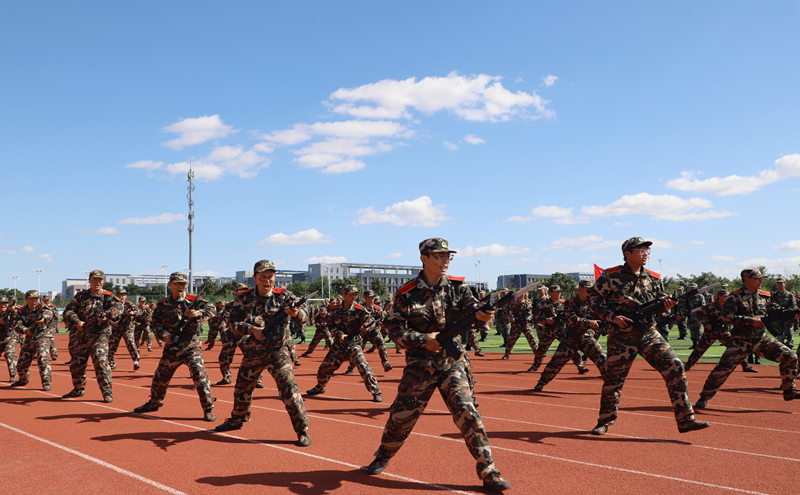学校举行2024级新生开学典礼